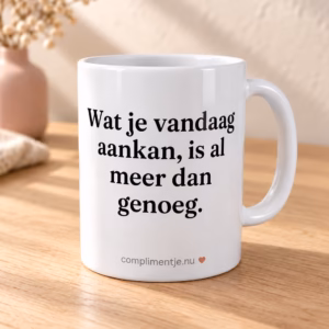 Witte mok met de tekst wat je vandaag aankan, is al meer dan genoeg, op een houten tafel