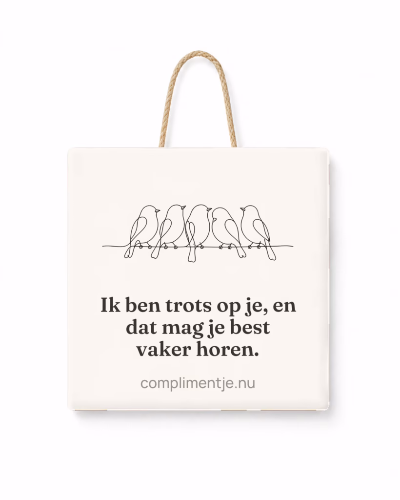 Tegeltje 15 × 15 cm met tegelhanger met een compliment erop, in een sfeerbeeld