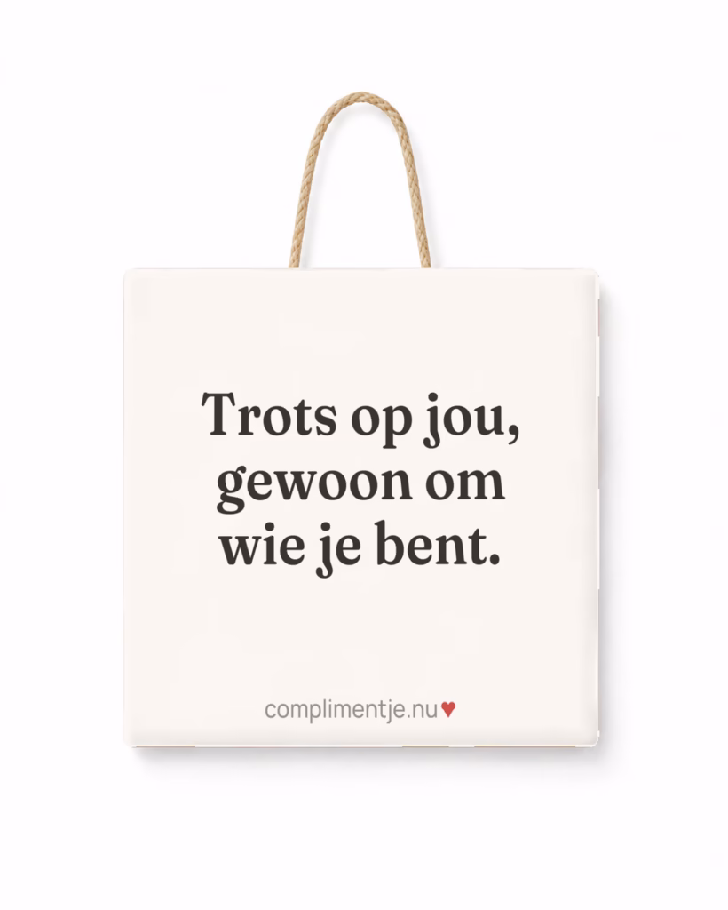 Hexagon tegeltje 17 × 15 cm met tegelhanger met een compliment erop, in een sfeerbeeld