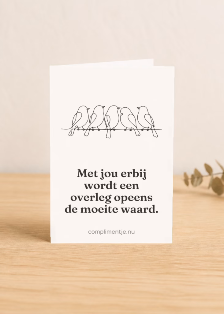 Kaart voor een collega, met jou erbij wordt een overleg de moeite waard met een compliment erop, in een sfeerbeeld
