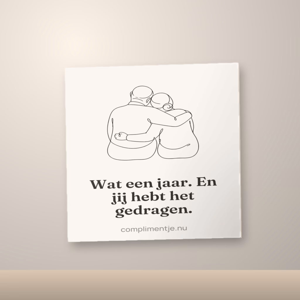 Rechthoek tegeltje 14,8 × 19,8 cm met een compliment erop, in een sfeerbeeld
