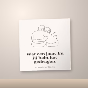 Rechthoek tegeltje 14,8 × 19,8 cm met een compliment erop, in een sfeerbeeld