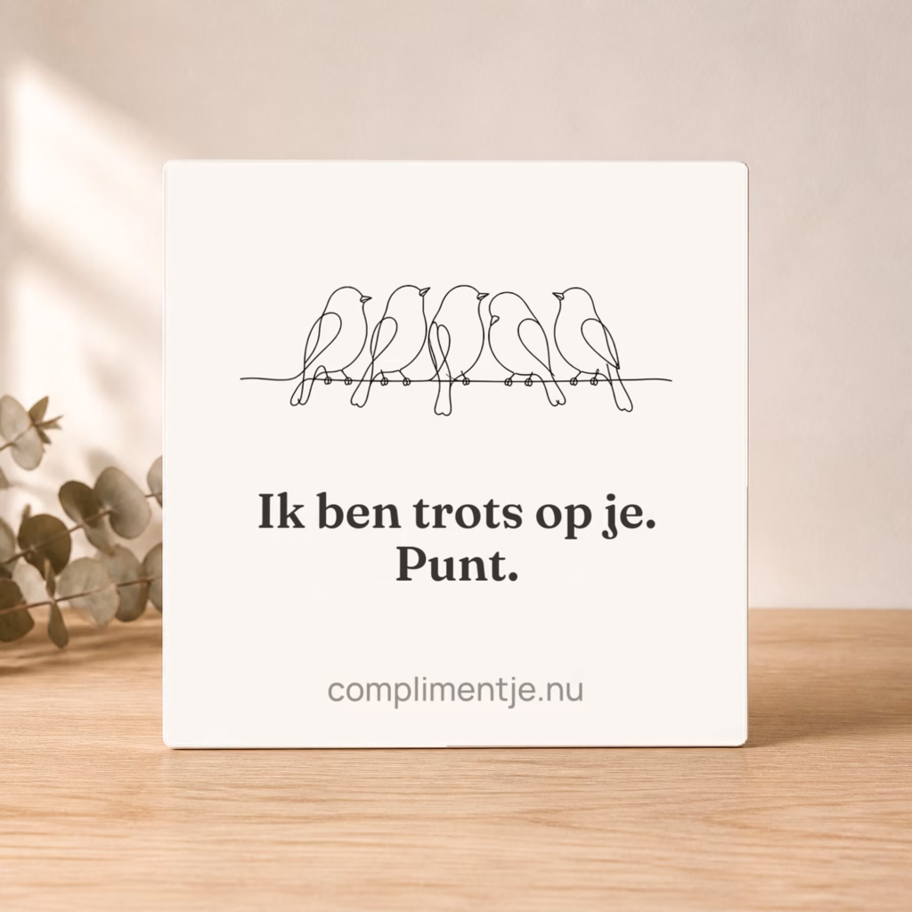 XL tegeltje 20 × 20 cm met een compliment erop, in een sfeerbeeld